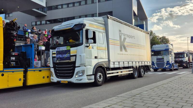 Kamps wagen met geslaagd vlag voor op