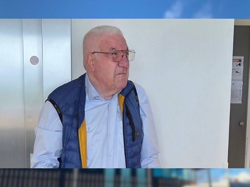 Opa Kamps op kantoor