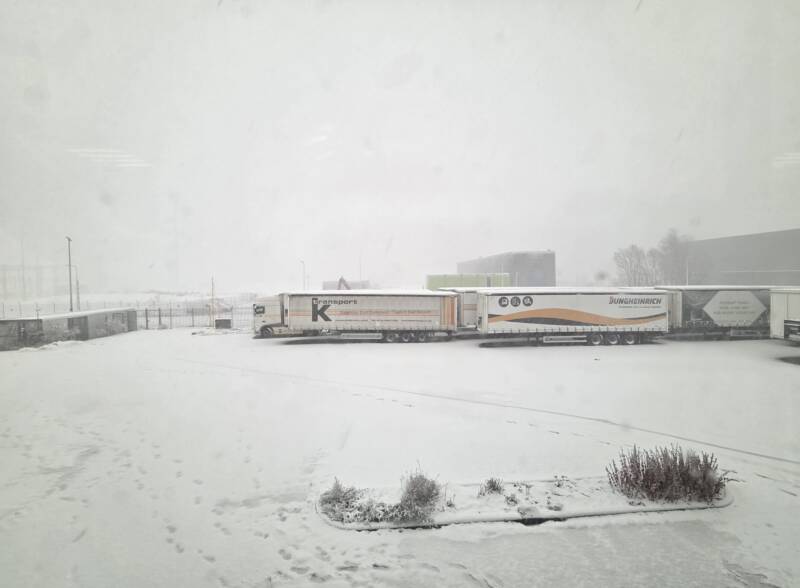 Kamps parkeerterrein onder de sneeuw