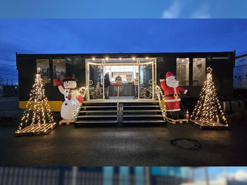 Foto van Jungheinrich podium trailer, aangekleed met kerstversiering